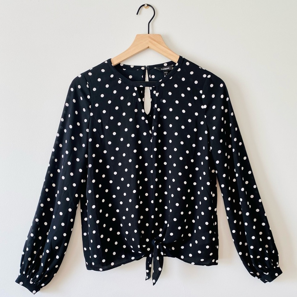 EXPRESS POLKA DOT LONG SLEEVE VNECK TOP. SIZE SMALL.